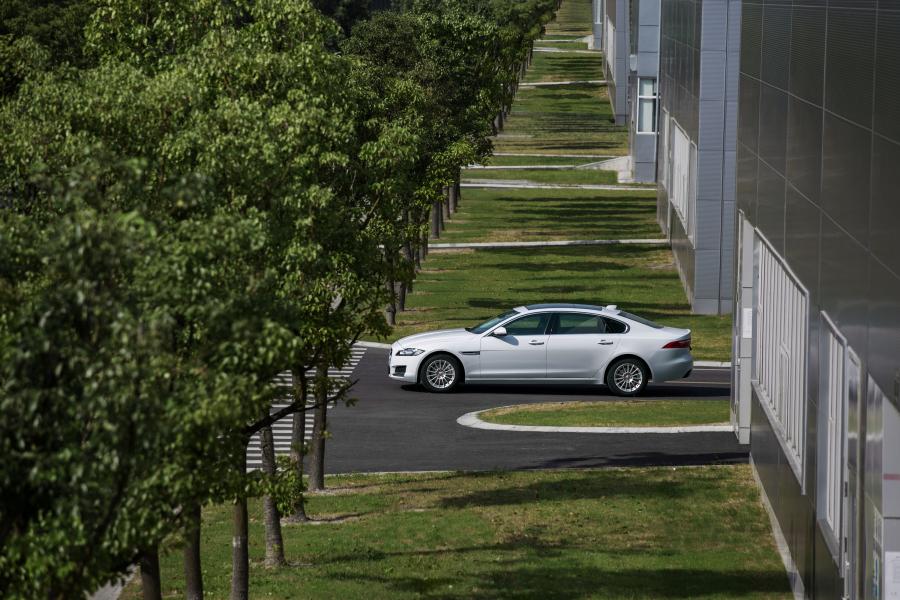  Jaguar XF L 2016 года  (фото 2 из 21)